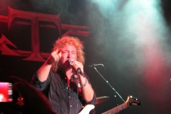 Meniketti addresses the Fillmore crowd